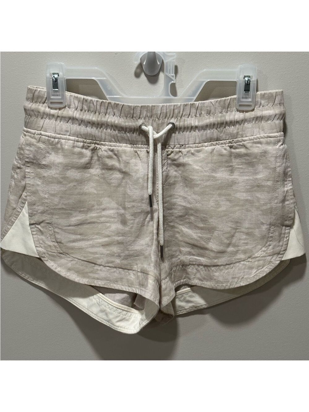 Athleta Women’s Workout Shorts Cream Camouflage Size 2